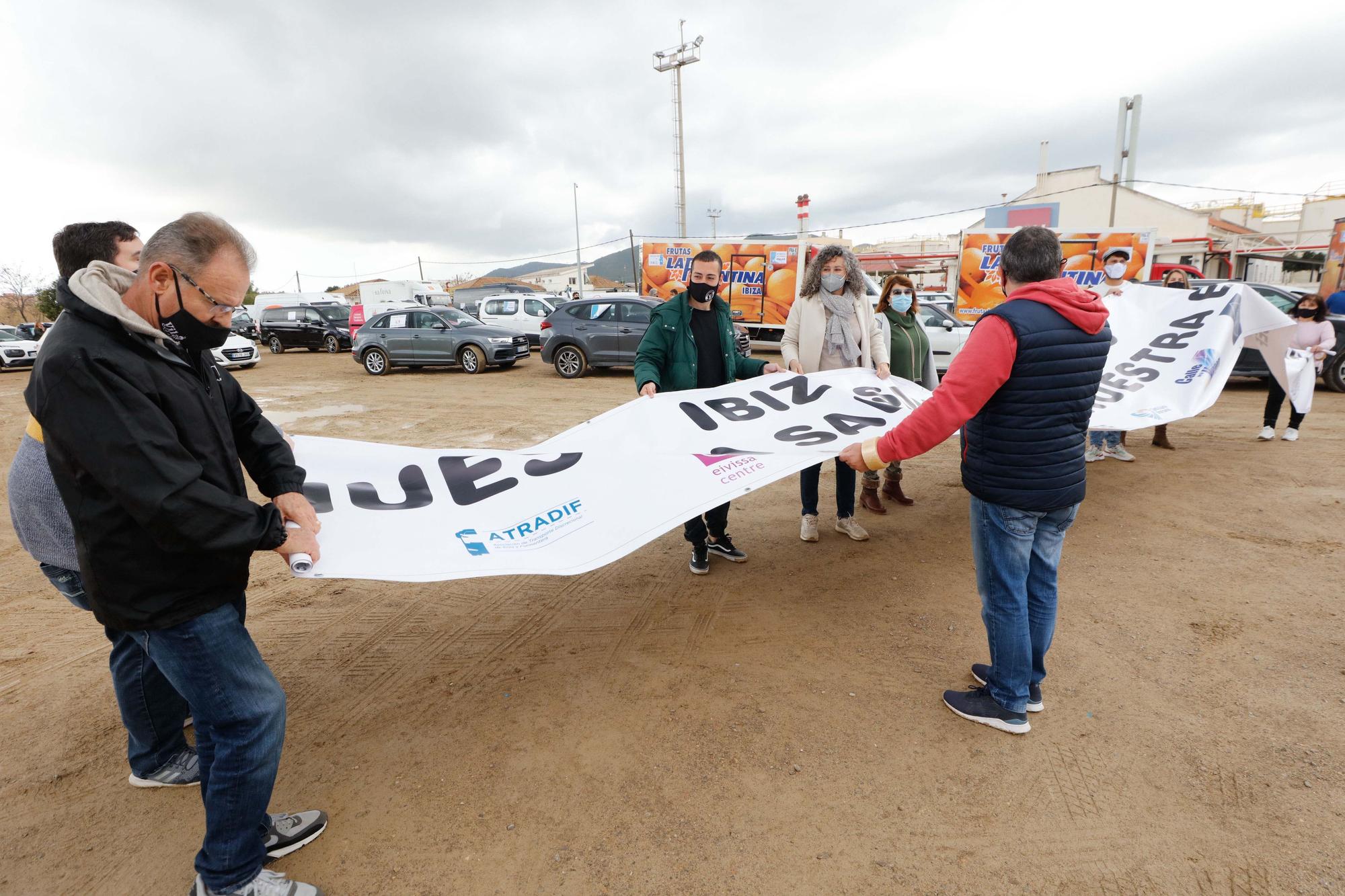 La manifestación motorizada de las patronales de Ibiza congrega a 120 vehículos