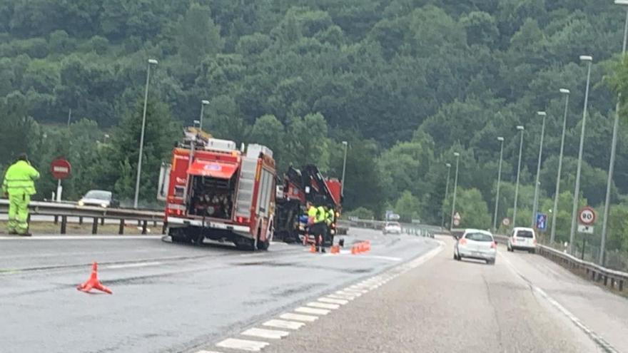 Un herido al volcar su furgoneta en la A-66 dirección Mieres