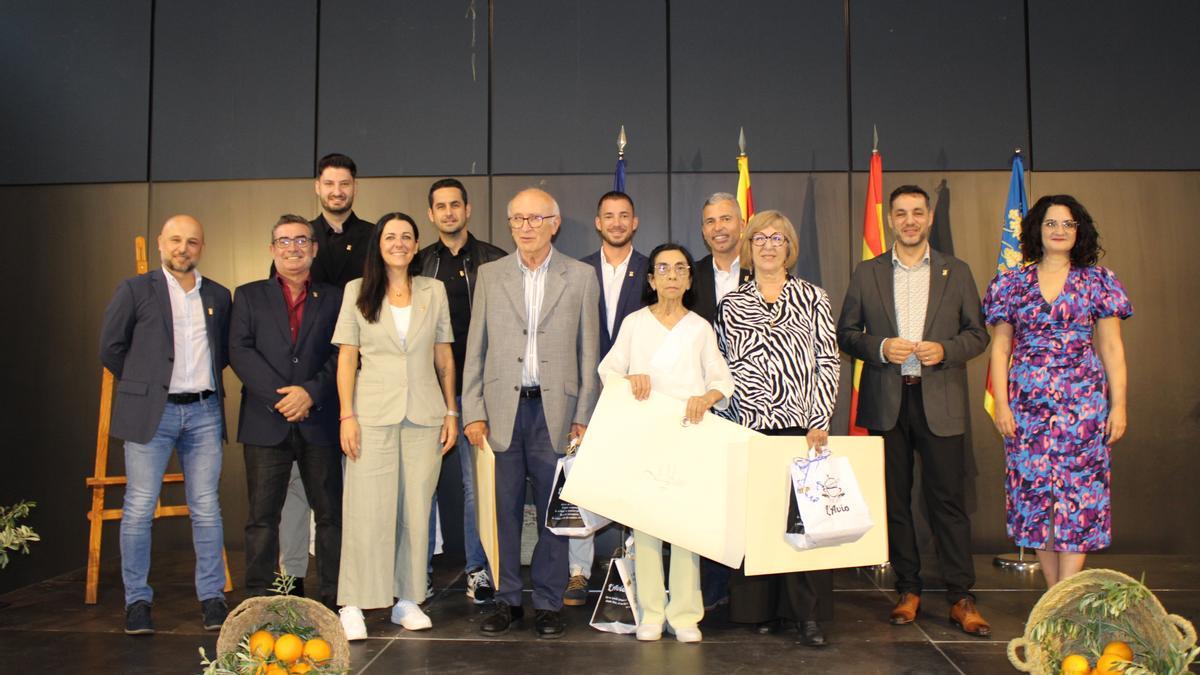 Los premiados junto al equipo de gobierno