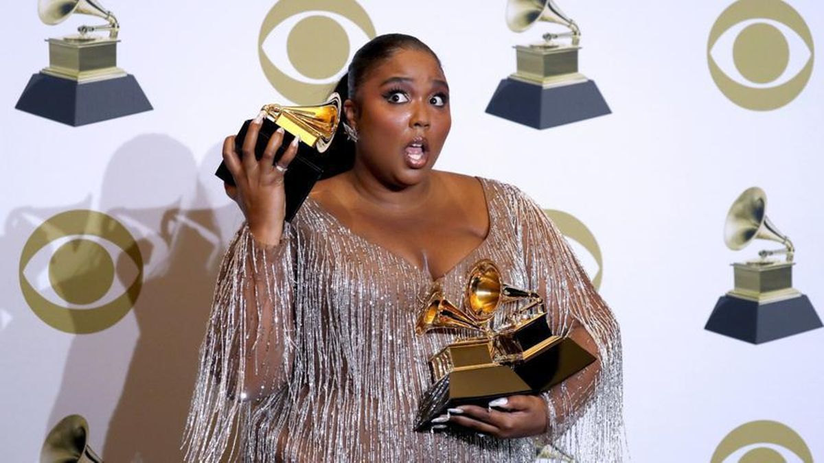 Lizzo en la gala de los premios Emmy tras ganar el de mejor concurso.