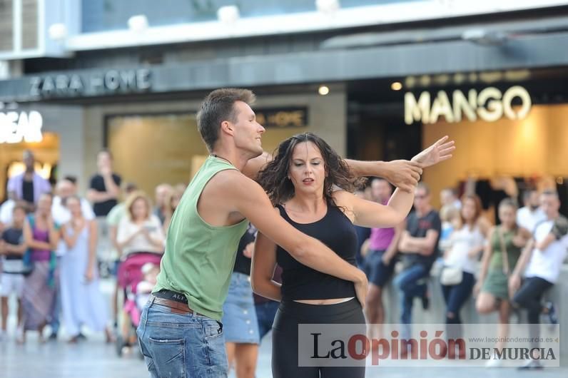 Los bailes latinos salen a la calle en Murcia