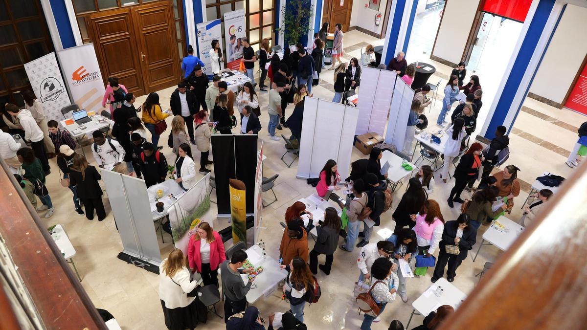 Los jóvenes visitaron los stands de las empresas presentes en la feria.