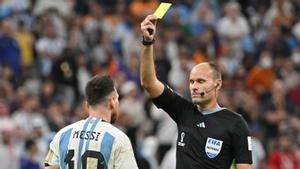 El árbitro español Mateu Lahoz muestra una tarjeta amarilla a Messi