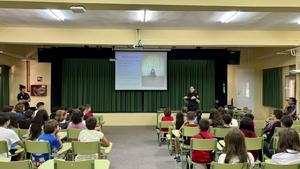 Dos policías nacionales ofrecen una charla sobre violencia sexual y los riesgos de internet a alumnos de la ESO del Instituto Pedro Duque de Leganés