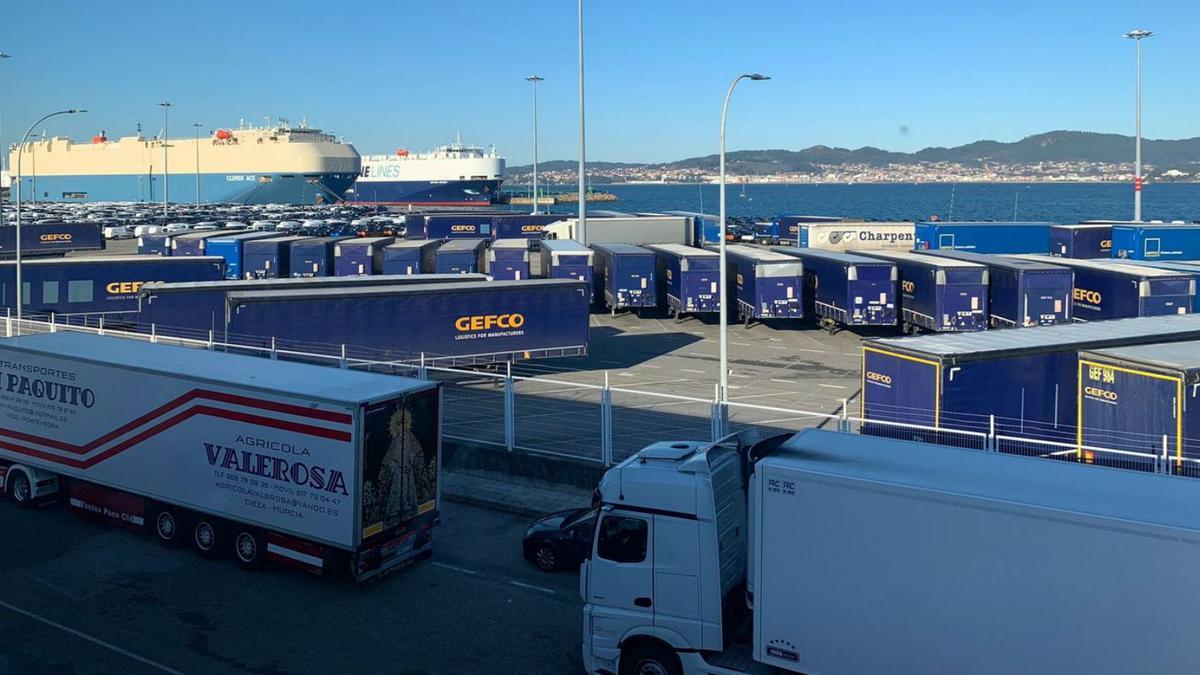 Camiones de Gefco aparcados  en el puerto, en Bouzas.  / L. G.