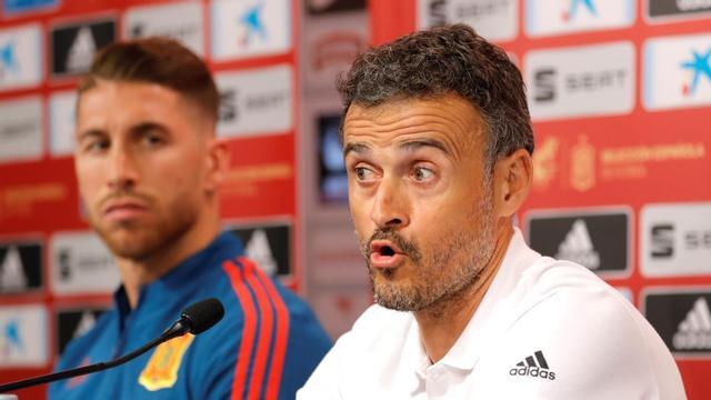 Luis Enrique y Sergio Ramos, al fondo, en una comparecencia antigua.
