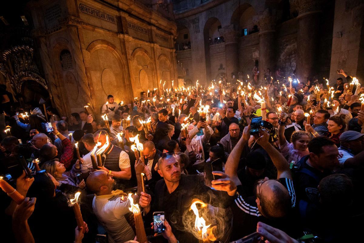 Cristianos ortodoxos celebran “Fuego Sagrado” en Jerusalén. eregrinos cristianos ortodoxos sostienen velas durante la ceremonia del Fuego Sagrado, un día antes de la Pascua ortodoxa, el sábado 15 de abril de 2023 en la Iglesia del Santo Sepulcro en la Ciudad Vieja de Jerusalén, donde muchos cristianos creen que Jesús fue crucificado y enterrado antes de resucitar.