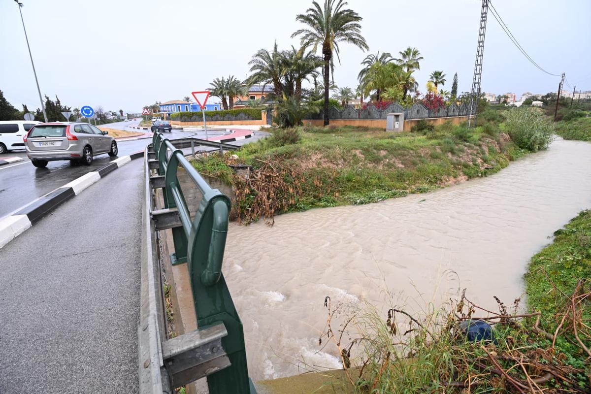 El barranco de San Antón en Elche se desborda en la carretera de Santa Pola