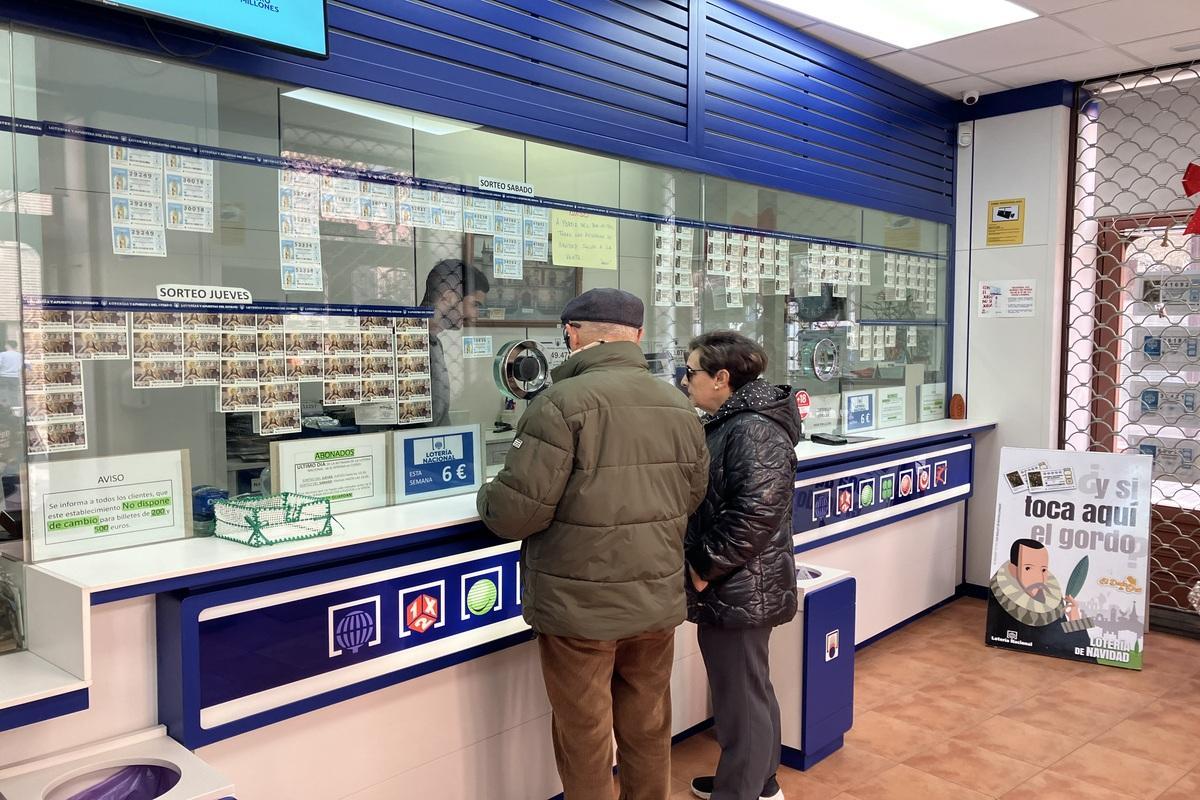 Las administraciones tienen grandes colas desde primera hora de la mañana