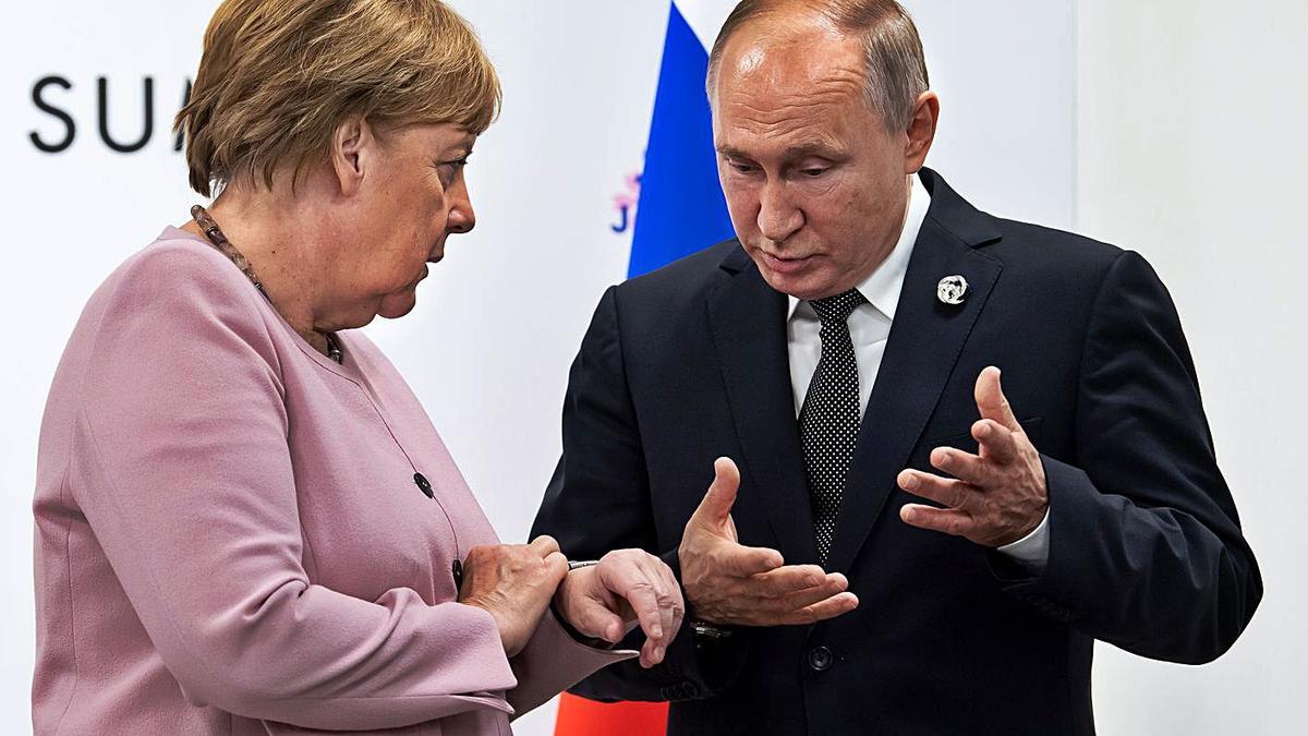 La canciller Angela Merkel habla con Vladímir Putin, en una imagen de archivo. |  BERND VON JUTRCZENKA/DPA