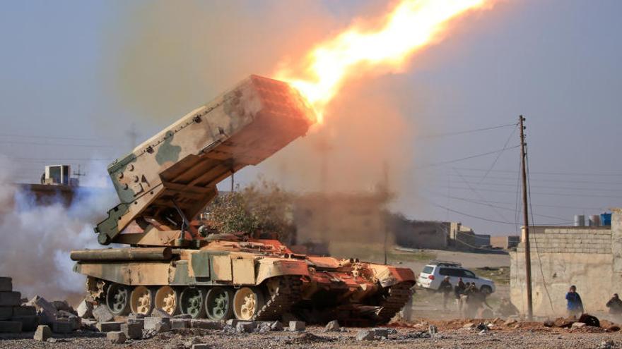 Un tanque de las fuerzas iraquíes lanza un proyectil.