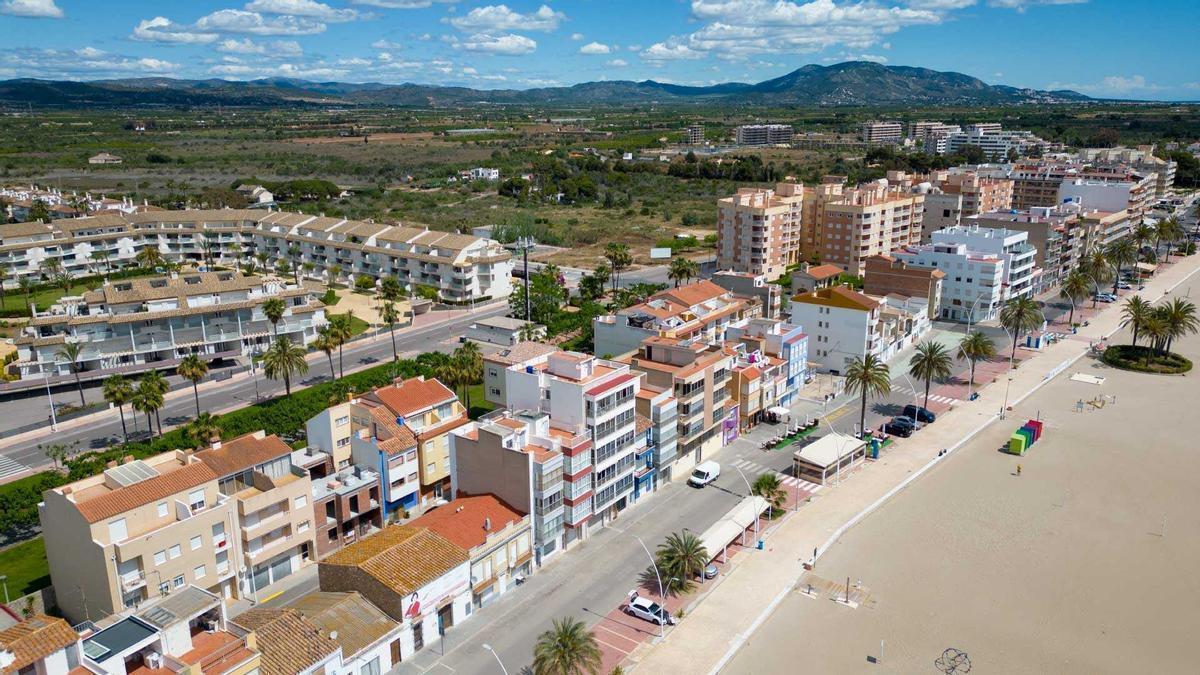 Foto aérea de un grupo de viviendas junto a la playa de Torrenostra, uno de los muchos atractivos de Torreblanca.