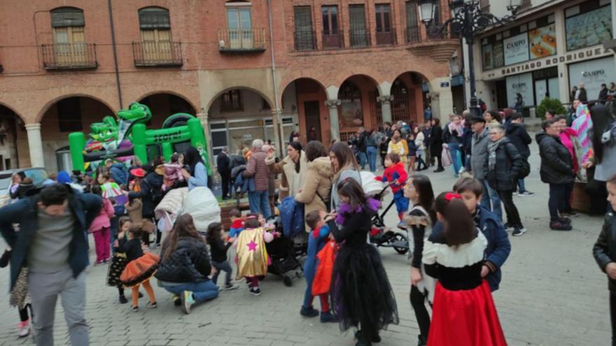 Bailes y pintacaras en la fiesta infantil de Carnaval de Benavente