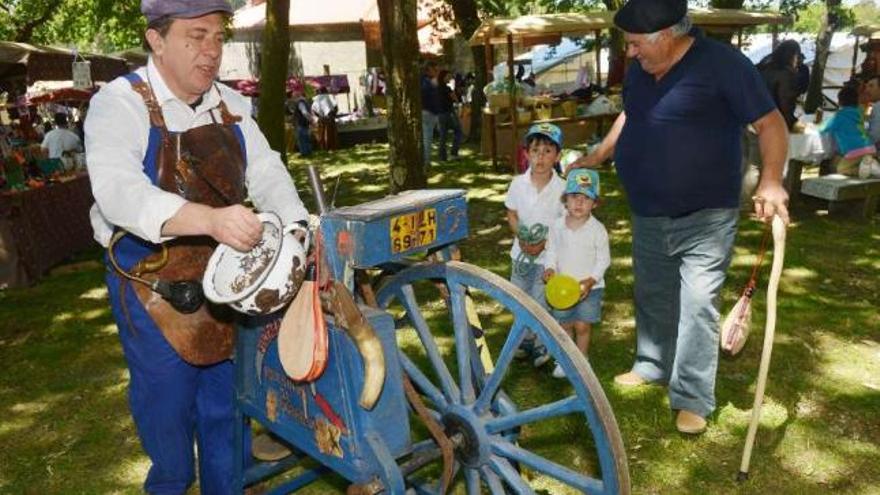 Un afilador, con su histórica &quot;máquina&quot;, se sumó a la celebración.  // Gustavo Santos