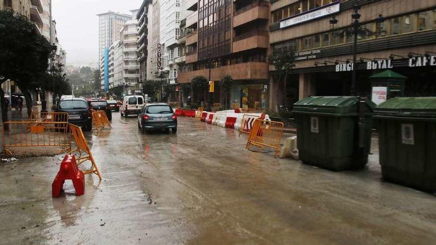 Estado de las obras de humanización en la calle García Barbón, ayer por la tarde. // Alba Villar