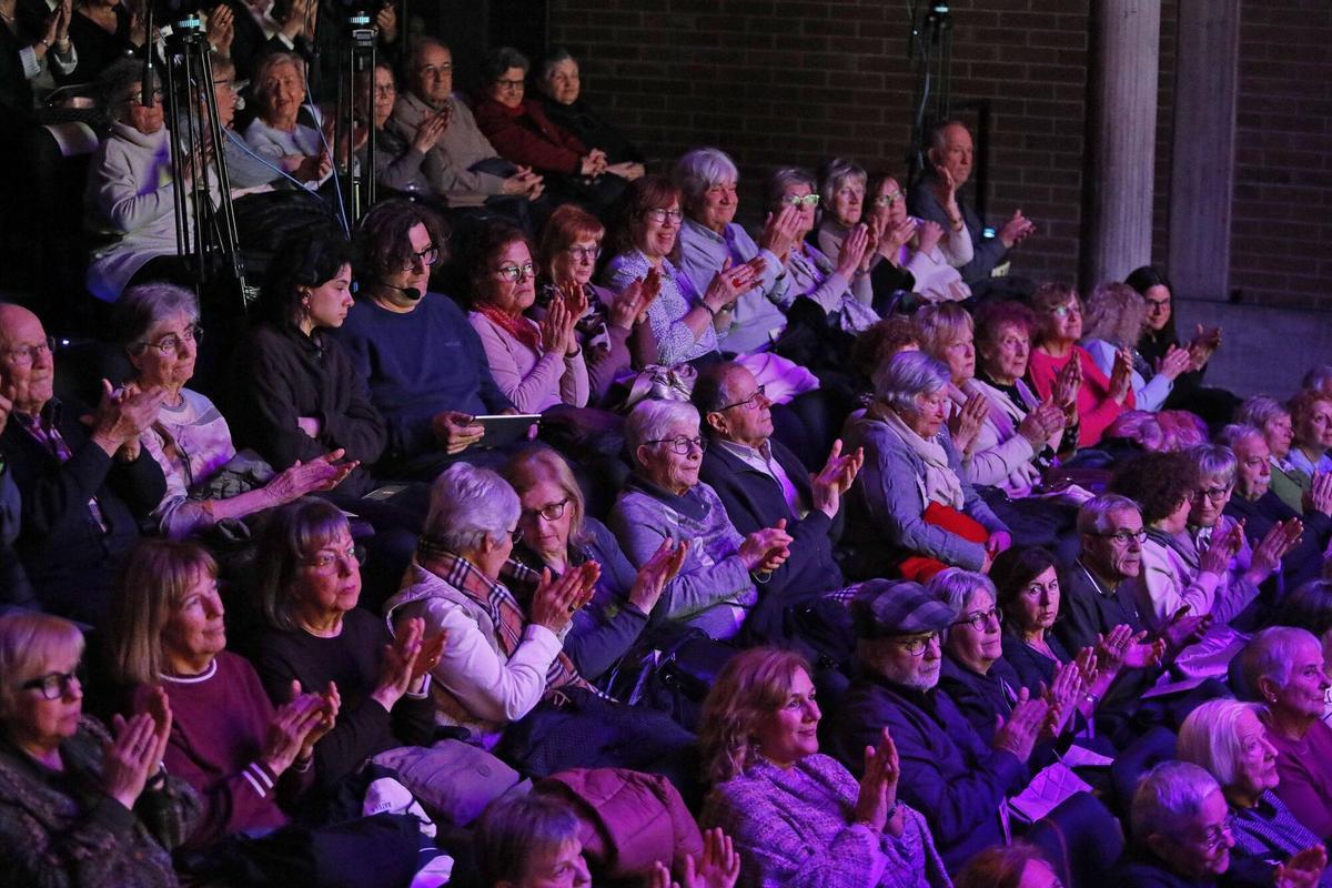 Salt. Teatre. Entrega del Premi Tres de Març a Felix Mussoll (rector de la parroquia de Sant Cugat).