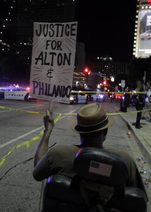 Cinco agentes muertos tras una marcha contra la violencia policial en Dallas