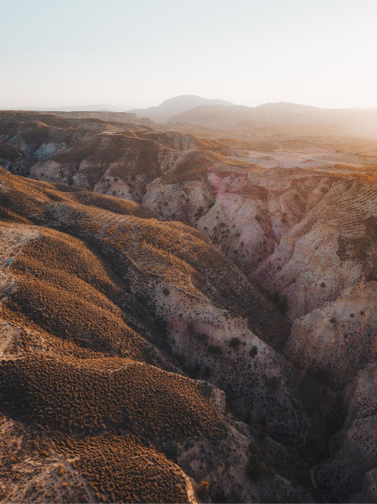 Espectacular puesta de sol: el cañón español del desierto de Gorafe revela su esplendor natural