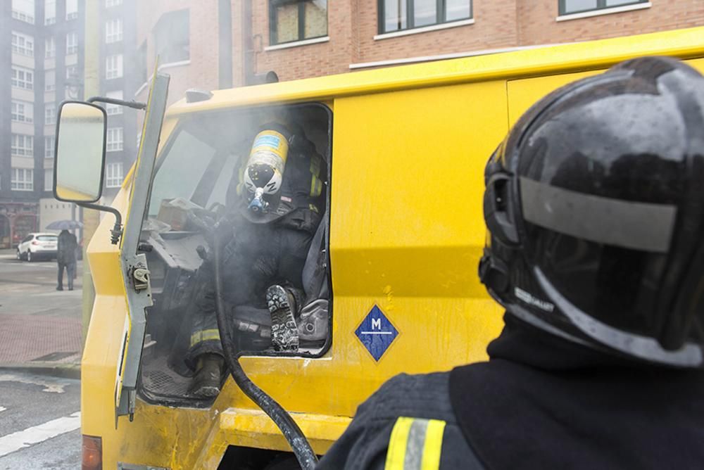 Bomberos trabajan en la extinción de un incendio en un camión blindado