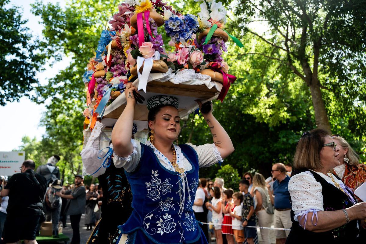 Fotogalería | Las imágenes de Jato: el desfile de los festejos de la provincia de Cáceres llena Cánovas con su colorido flolclórico