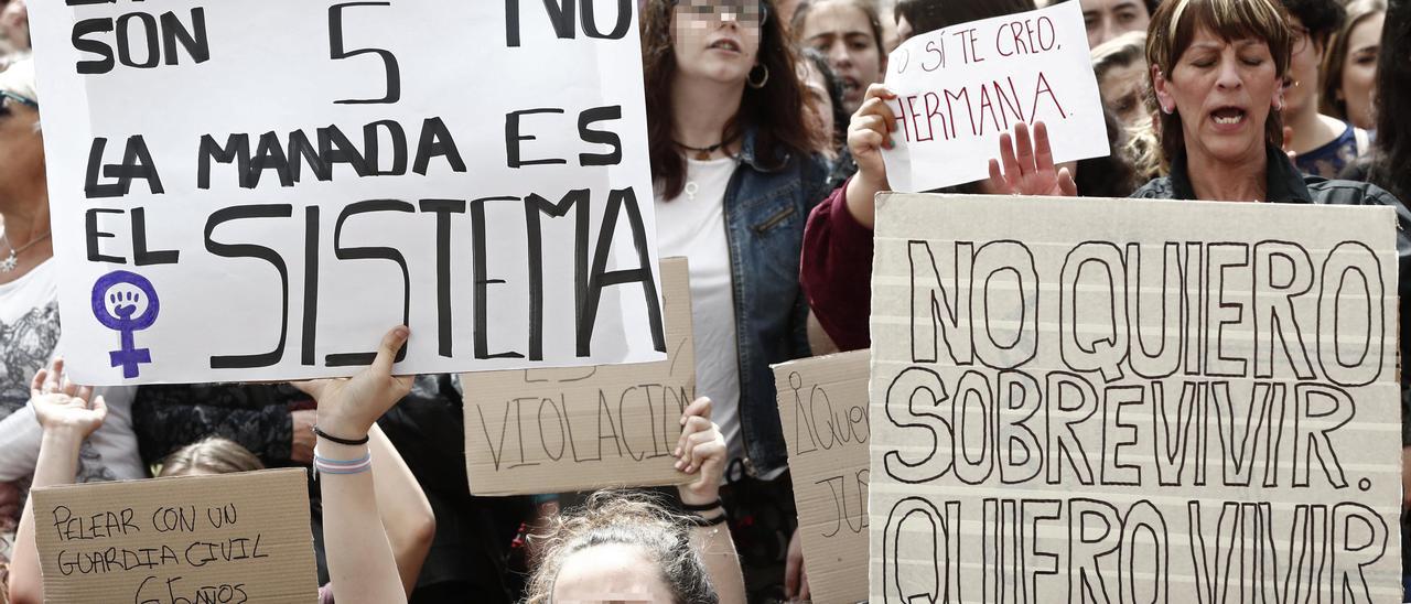 Participantes en una de las manifestaciones tras la primera sentencia de La Manada, la que los condenó por abusos.
