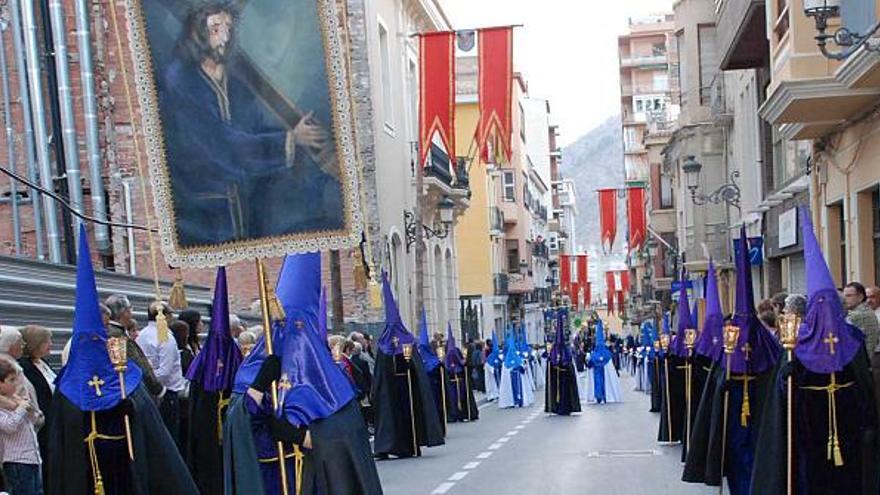 Los cofrades portaron en la procesión los estandartes de las poblaciones asistentes al Congreso Diocesano