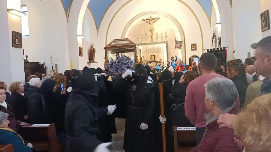 La lluvia respetó el Vía Crucis y la procesión de La Soledad de Lugones, pero obligó a celebrar la del Cristo Yacente en la iglesia