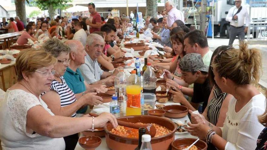 Comensales en la Festa dos Callos celebrada ayer en la localidad de O Mosteiro. // Noé Parga