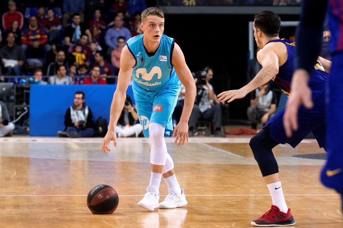 GRAF60524. BARCELONA, 17/03/2019.- El base del Movistar Estudiantes, Ludde Hakanson (i) con el balón ante el base francés del Barça Lassa, Thomas Heurtel (d) durante el partido de la jornada 23 de la Liga Endesa de baloncesto disputado este domingo en Barcelona. EFE/ Marta Pérez