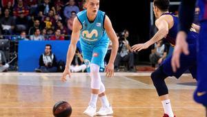 El base de Estudiantes, Ludde Hakanson, con el balón en el suelo ante Heurtel.