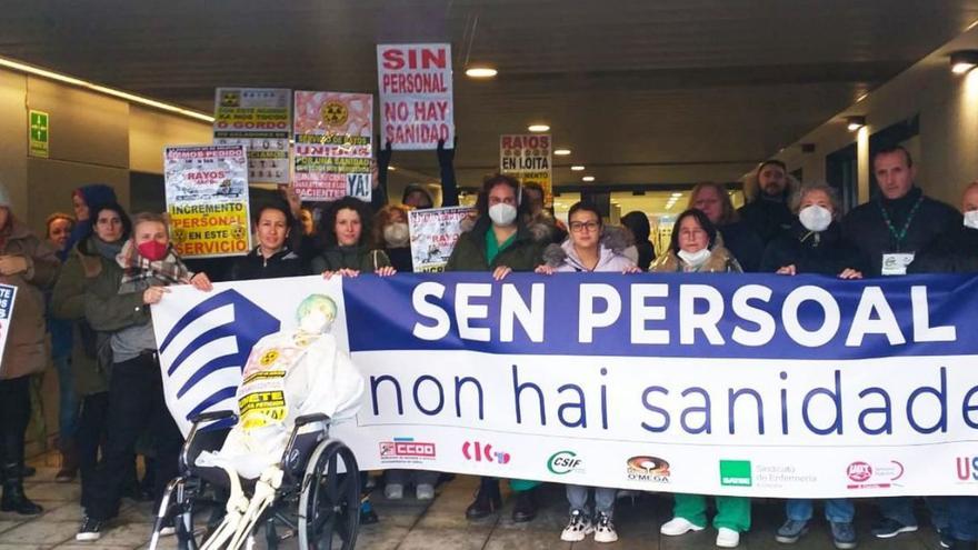 Trabajadores del Chuac, durante la protesta celebrada ayer en el entorno del Hospital Universitario. |  // LOC