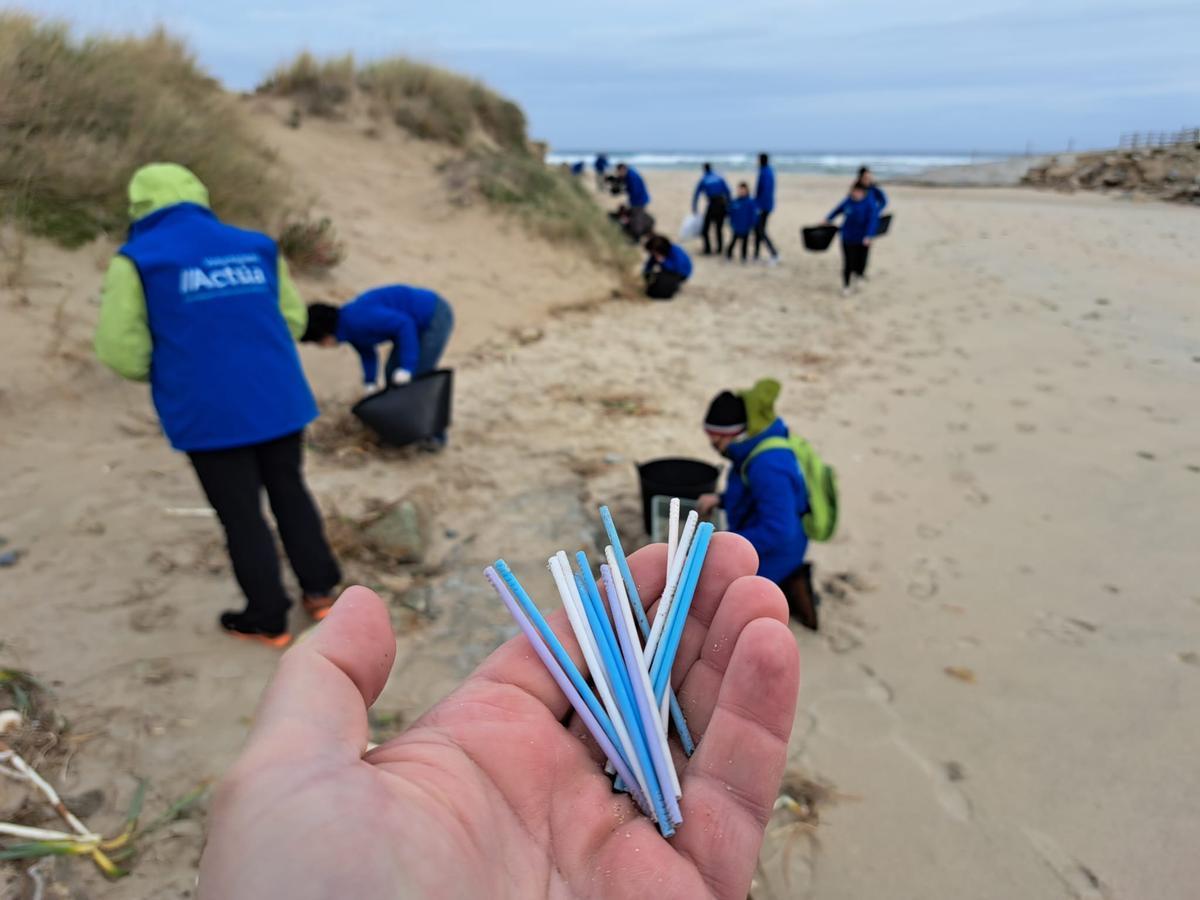 Los voluntarios recogieron más de 1.500 bastoncillos.