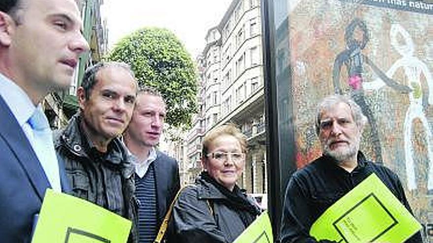 Guillermo Díaz, Ricardo Morales, Luis Manuel Hernández, Esperanza Fernández Puerta y Alfonso Granda, ante el mupi de Pedro Pablo Fernández.