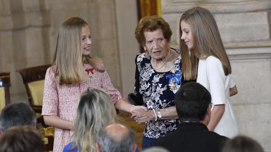 El rey condecora a la voluntaria valenciana de Cáritas de 107 años