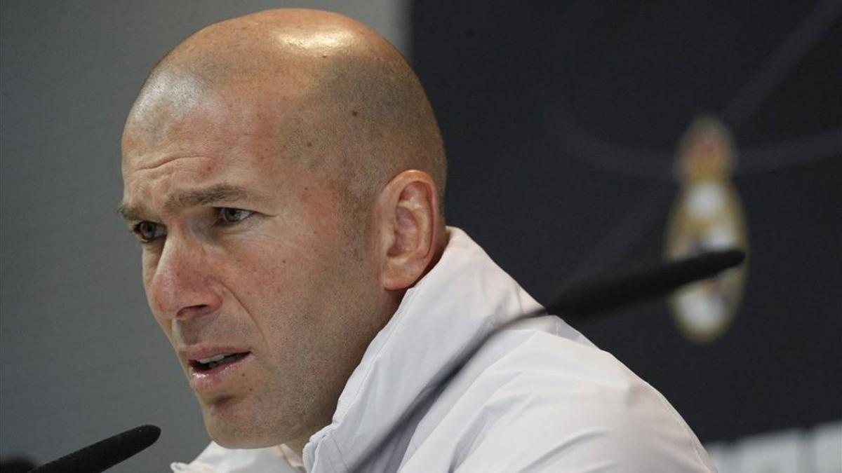 Zidane comparece ante los periodistas en la sala de prensa de Valdebebas