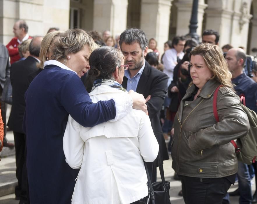 Minuto de silencio por el niño de A Coruña muerto