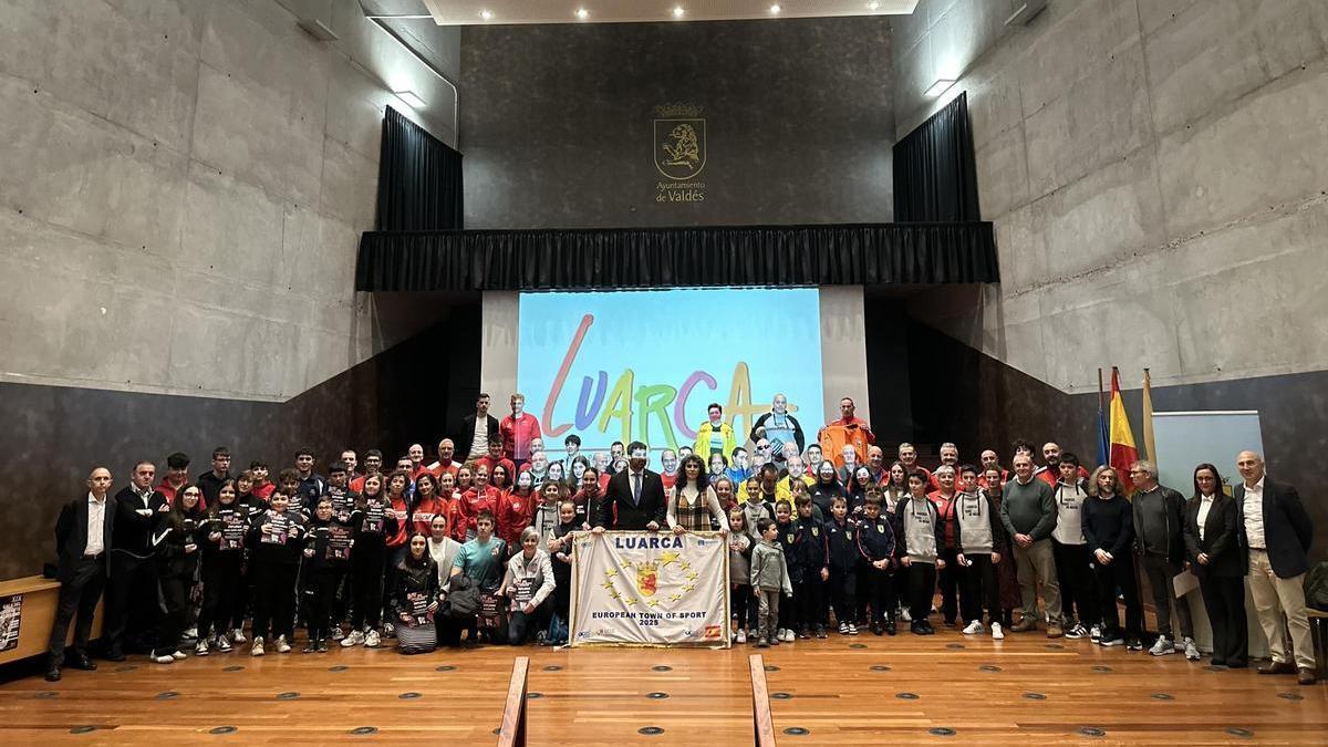 Foto de familia de los premiados en la décimo novena gala del Deporte de Valdés.
