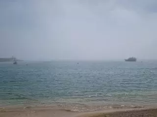 De la luminosa primavera a la fantasmagórica niebla: las imágenes de la bruma que se ha tragado la costa de Xàbia