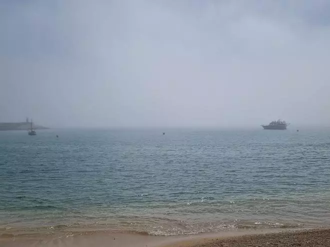De la luminosa primavera a la fantasmagórica niebla: las imágenes de la bruma que se ha tragado la costa de Xàbia