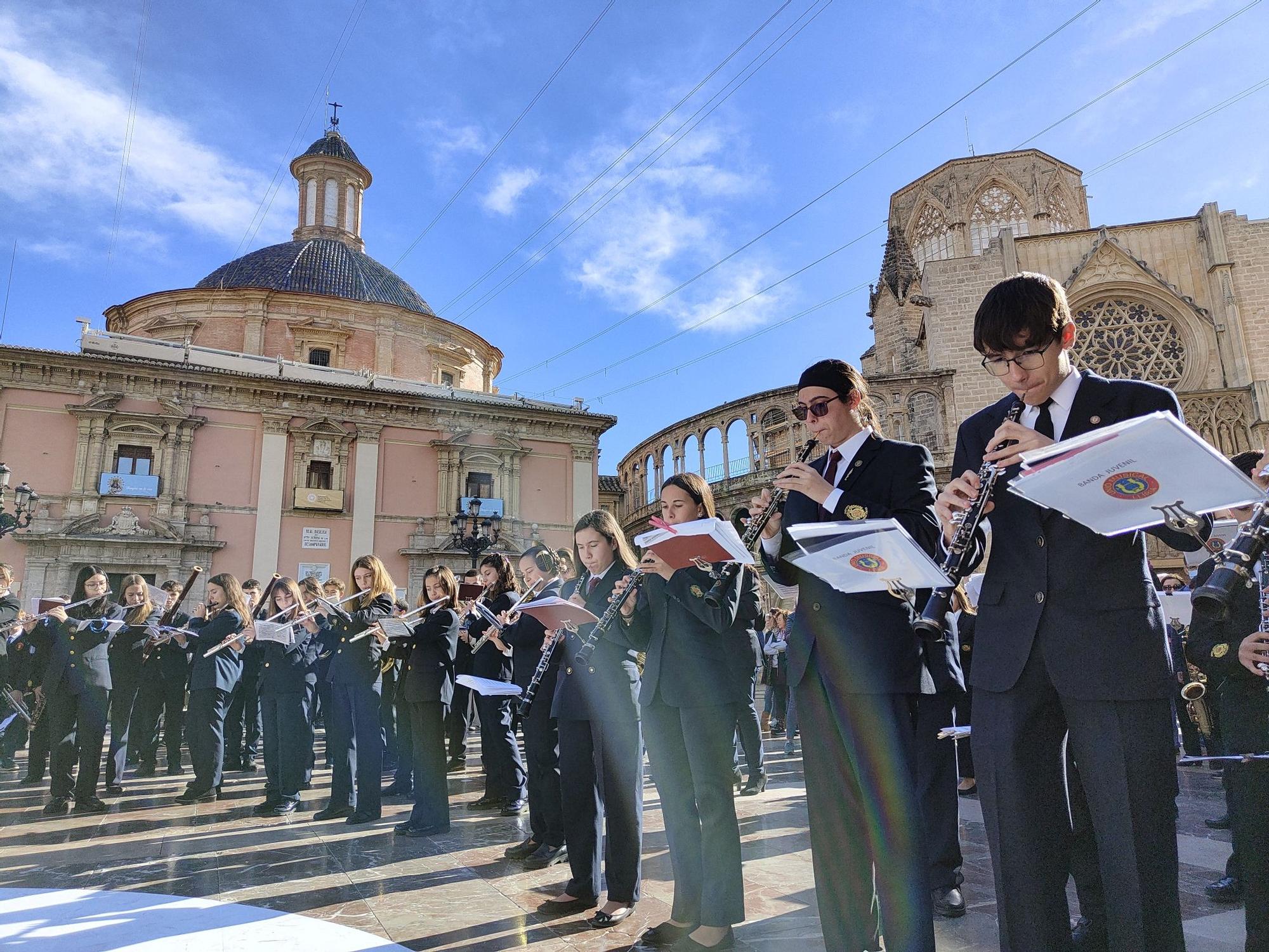 La música de banda resuena en la plaza de la Virgen de València