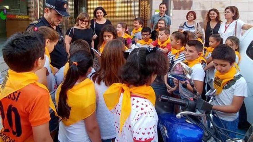 El coordinador de Seguridad Vial de la Policía Local, junto a los alumnos y las ediles de Compromís.