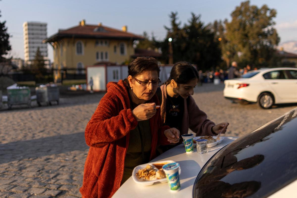 Vivir en un tren: la única salida de muchas familias tras el terremoto en Turquía