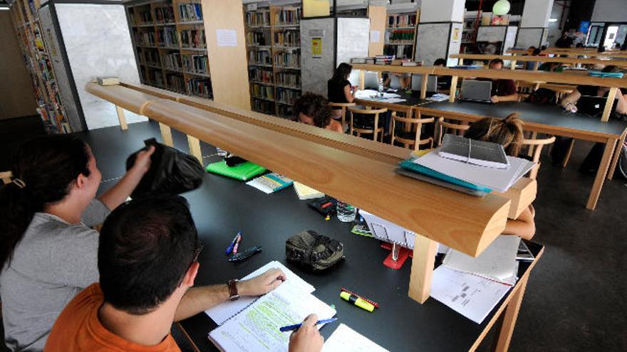 Estudiantes de la ULPGC en el Campus de Humanidades.