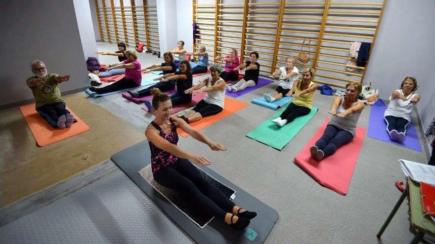 Asistentes al curso de Pilates que organiza O Gharaboto dentro de su programación deportiva. // G.S.