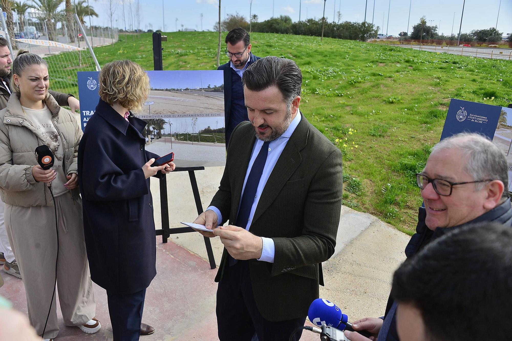 Praderas para tomar el sol junto a la Ronda Sur en Elche
