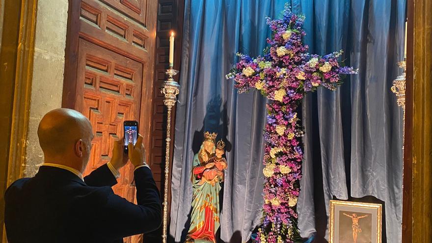 Los altares a la Virgen florecen en la puerta de los templos al llegar mayo