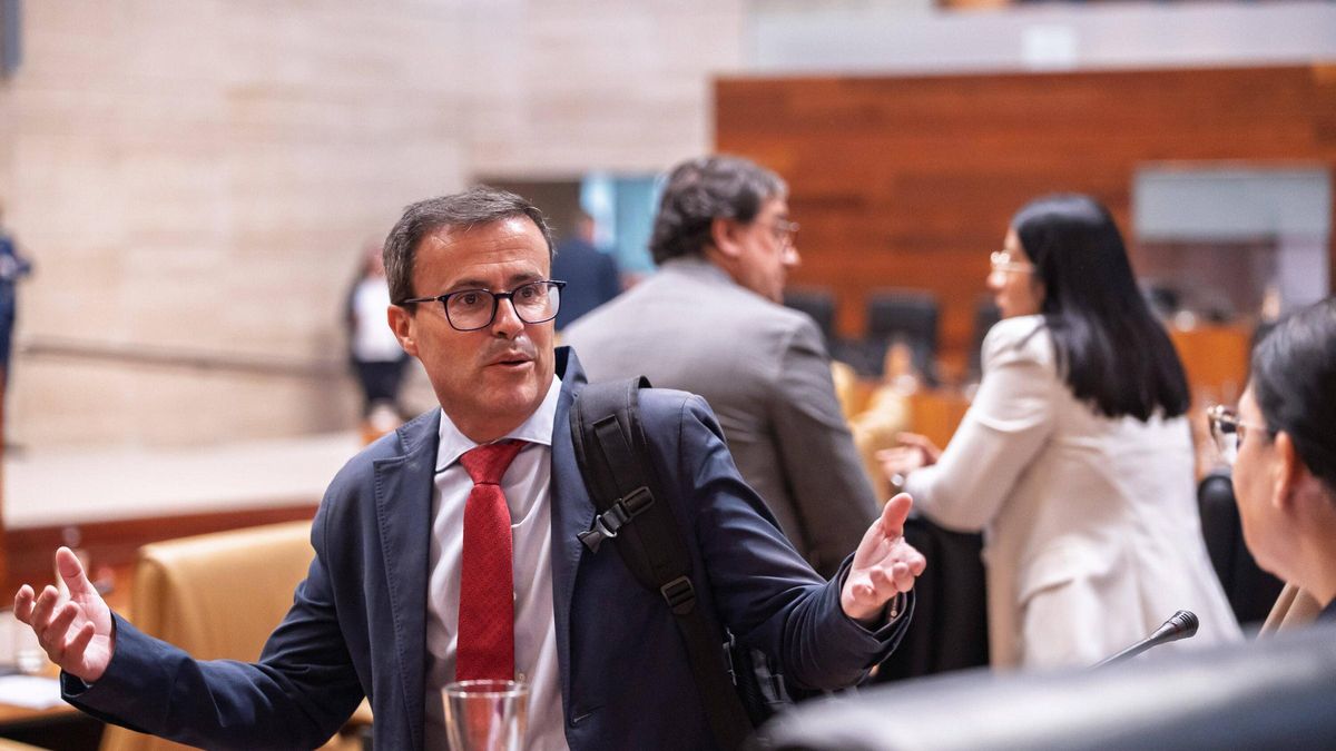 El líder del PSOE de Extremadura, Miguel Ángel Gallardo, en el pleno de la Asamblea.