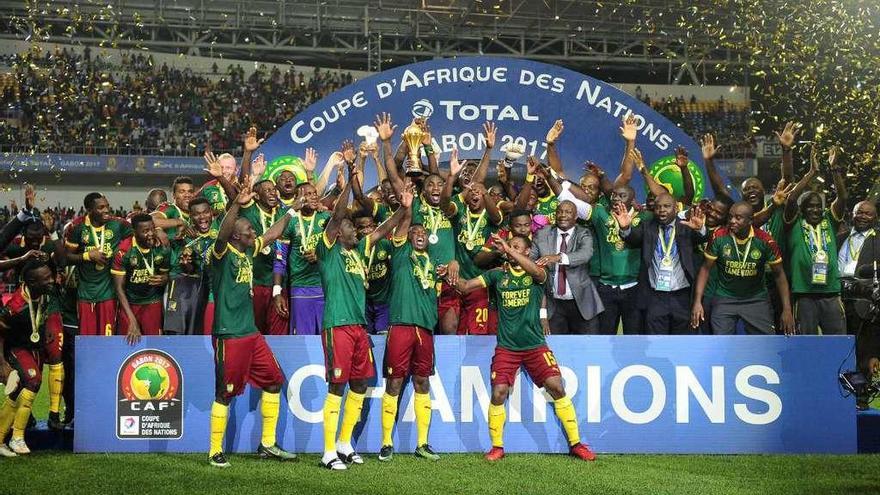 Camerún posa con el trofeo de campeón. // Efe