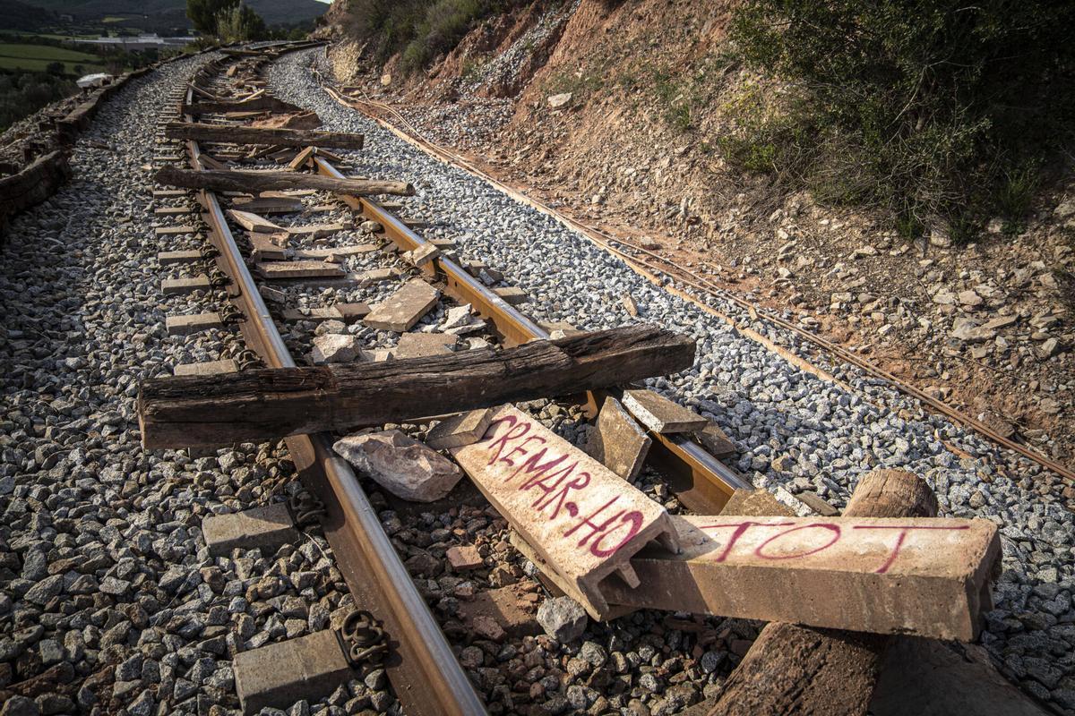 Estat de la via del tren de la potasa després de la protesta de dissabte de Revoltes de la Terra