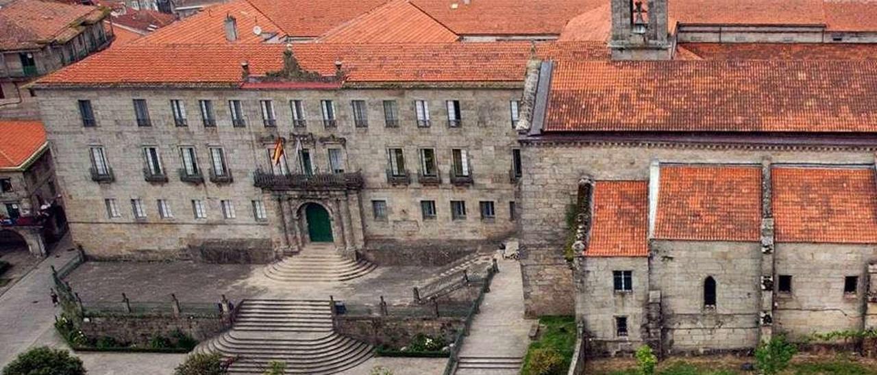 Imagen de la antigua sede de Hacienda en la plaza de Ourense, dominando A Ferrería y anexa al convento de San Francisco. // Rafa Vázquez